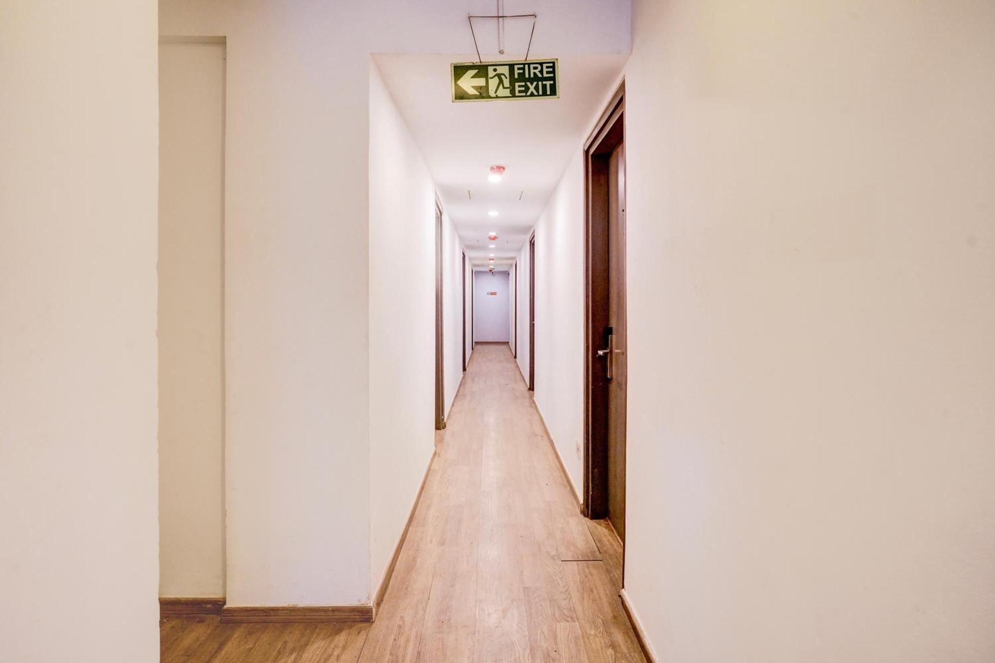 Super Townhouse Khar The Unicontinental Hotell Mumbai Exteriör bild