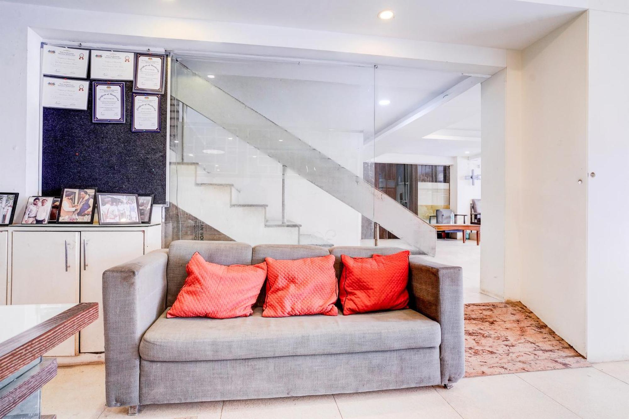 Super Townhouse Khar The Unicontinental Hotell Mumbai Exteriör bild