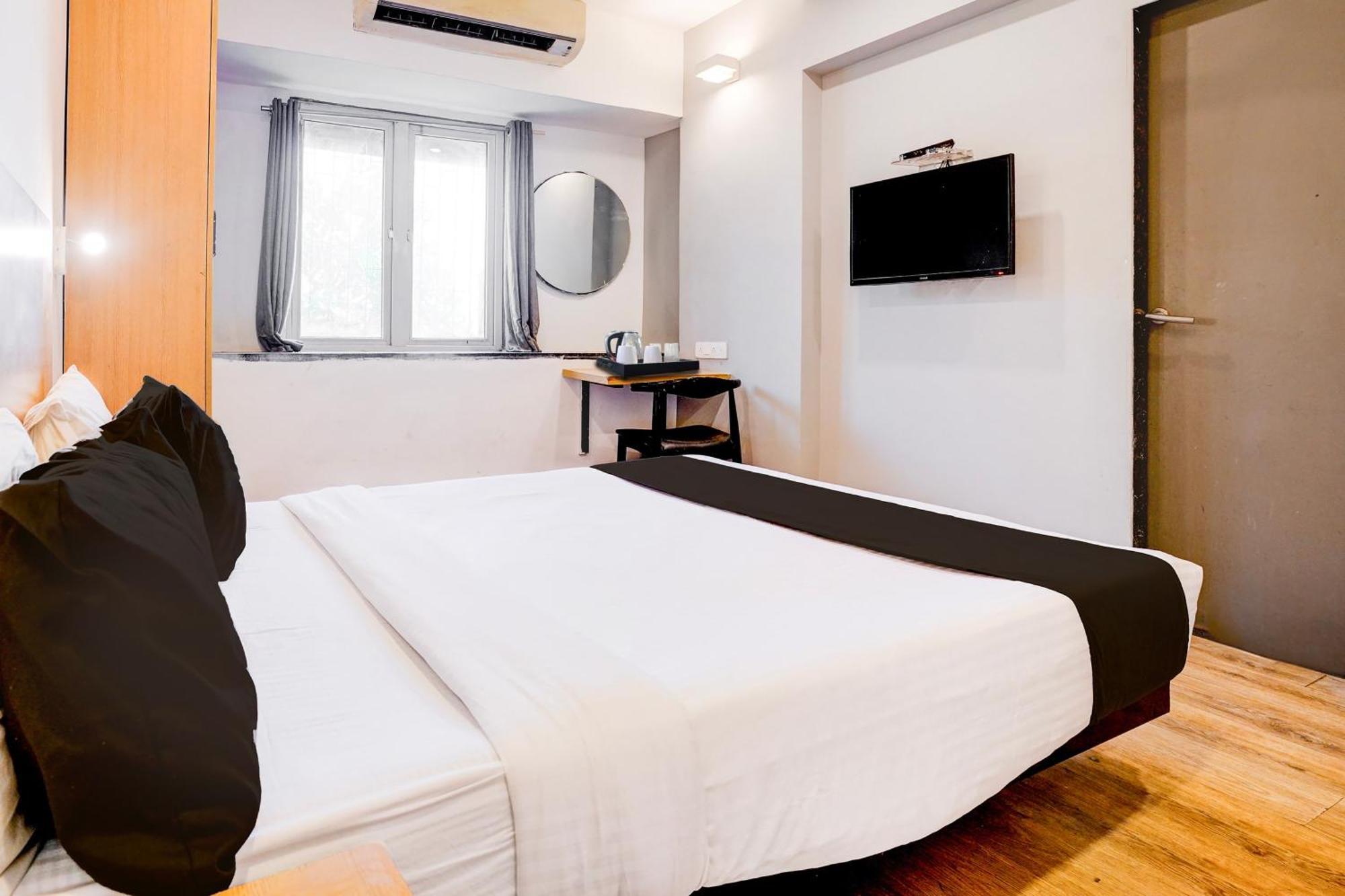 Super Townhouse Khar The Unicontinental Hotell Mumbai Exteriör bild