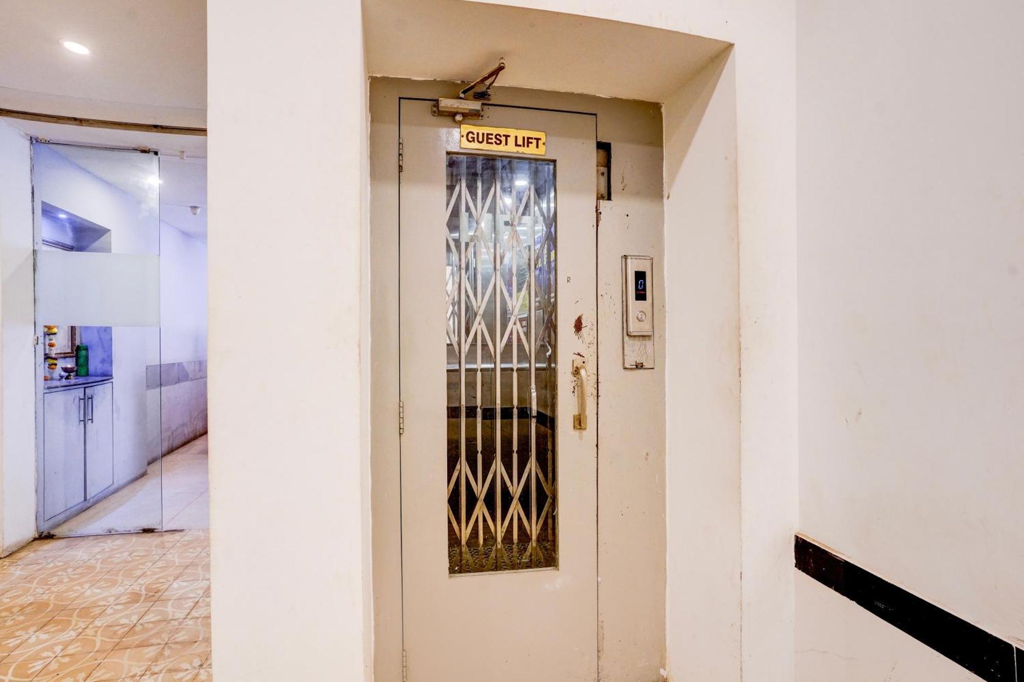 Super Townhouse Khar The Unicontinental Hotell Mumbai Exteriör bild